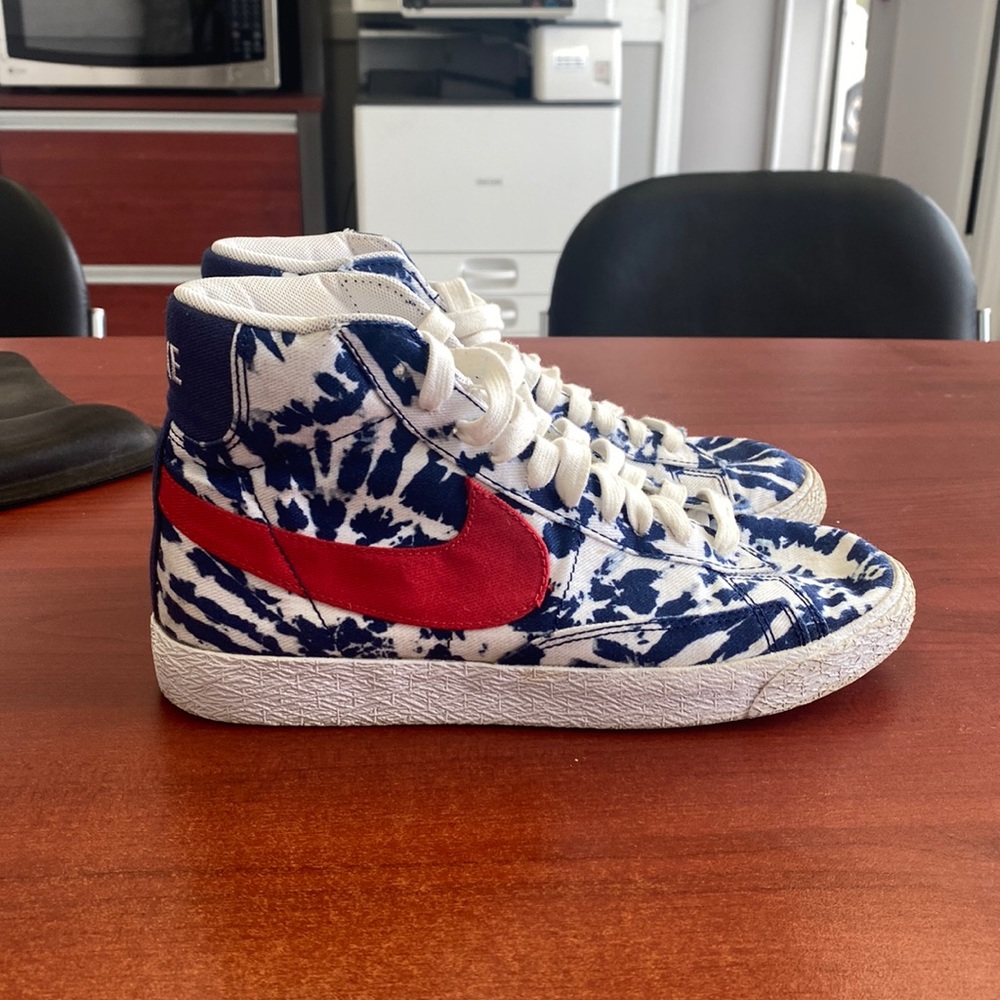 Nike Blazer size 5 white/blue and red